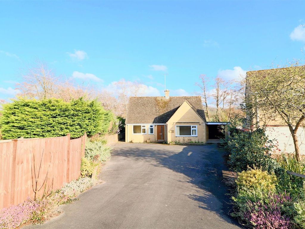 3 bed detached bungalow for sale in Broadway Road,