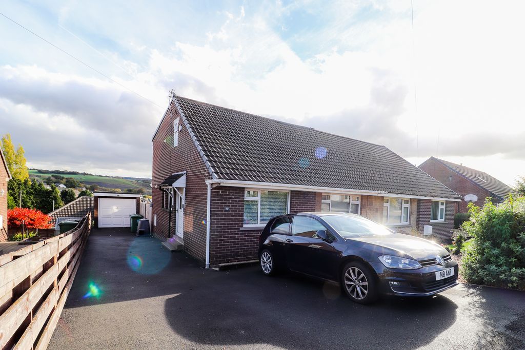 4 bed semidetached house to rent in St. Peters Crescent, Kirkheaton