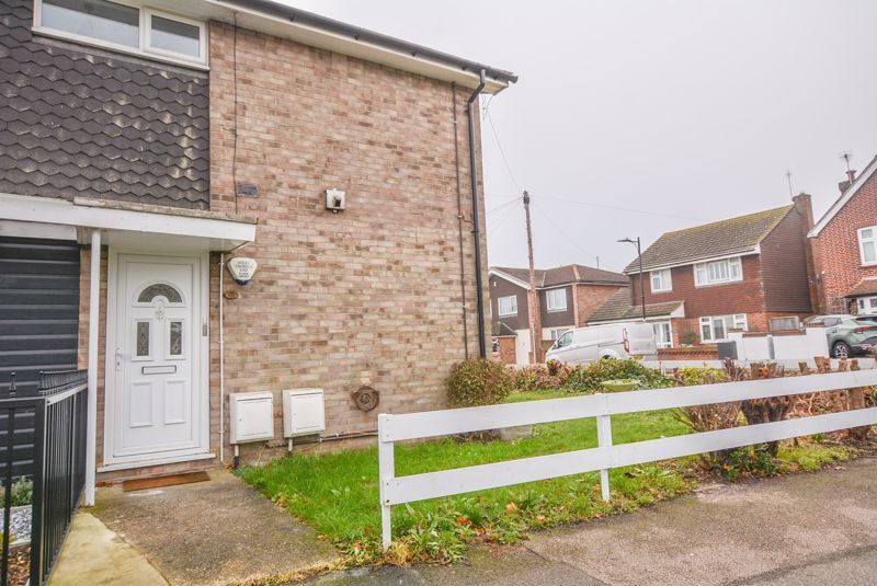 2 bed flat to rent in Prittlewell Chase, WestcliffOnSea SS0, £1,250