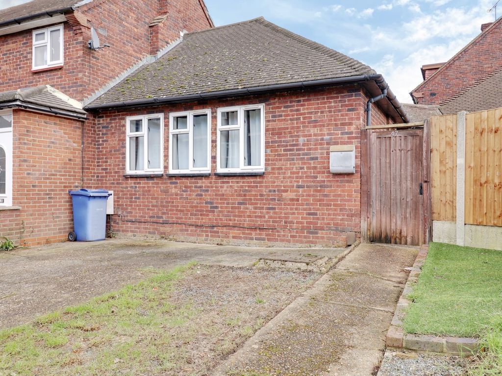 1 bed bungalow for sale in Alwen Grove, South Ockendon RM15, £250,000