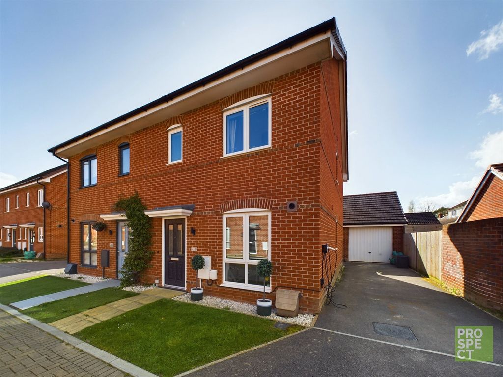 3 bed semidetached house for sale in Albert Close, Spencers Wood