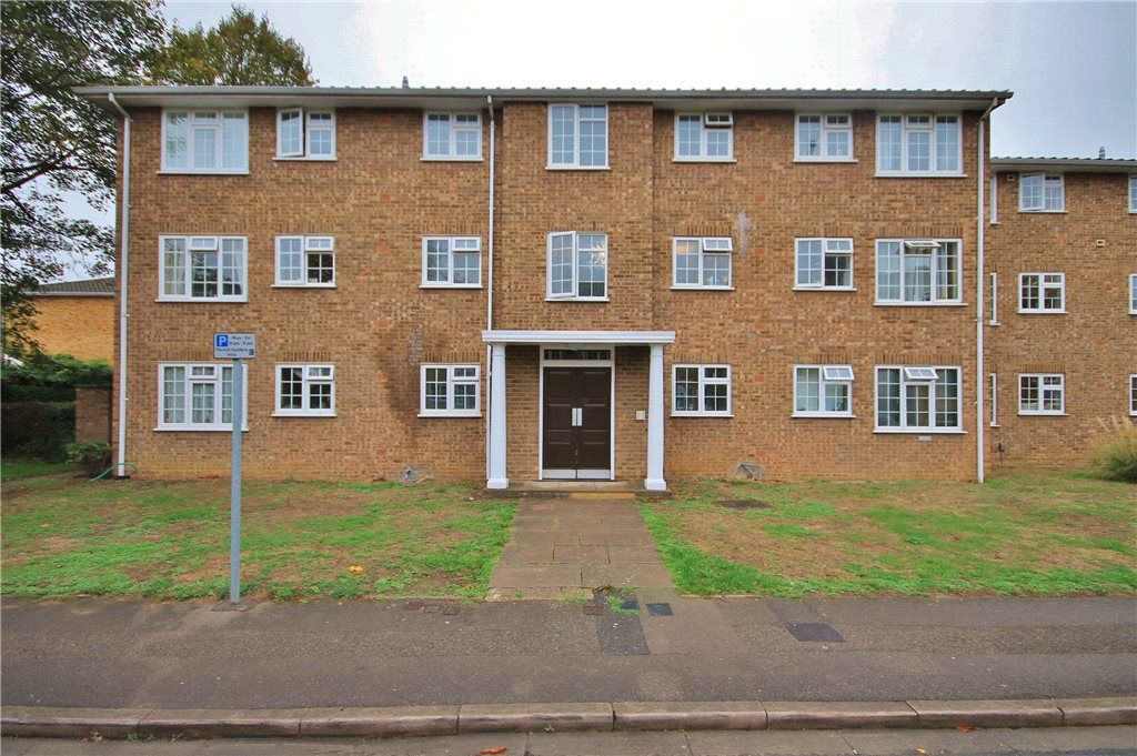 3 bed flat to rent in Waters Drive, StainesUponThames, Middlesex TW18
