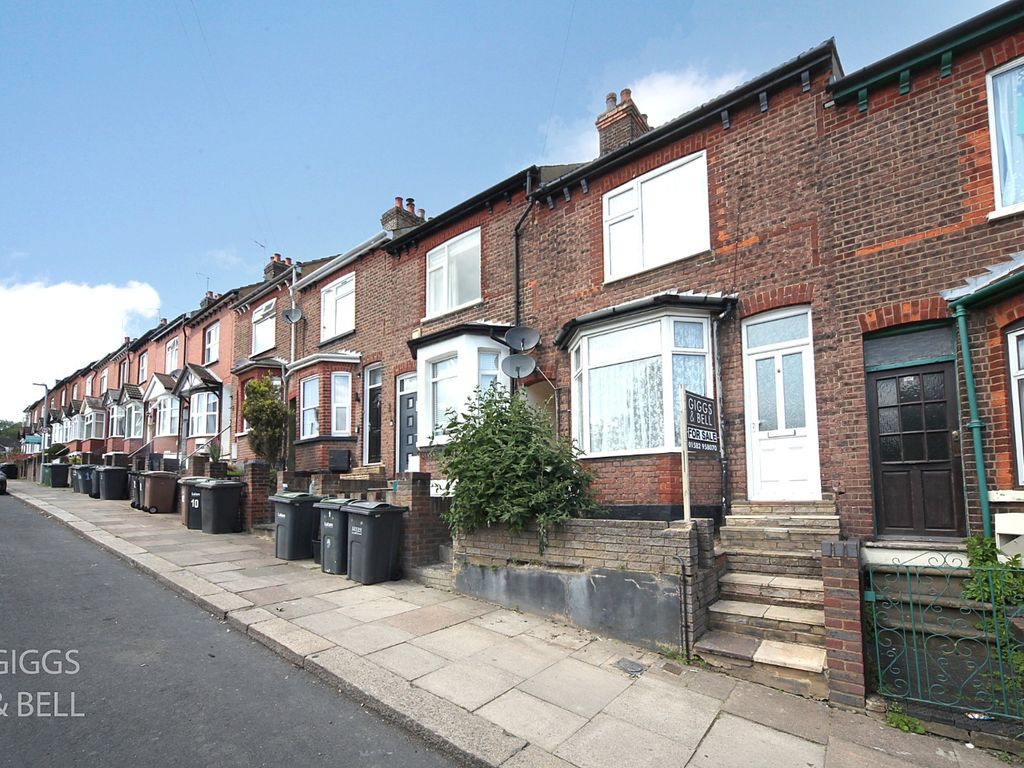 3 bed terraced house for sale in Richmond Hill, Luton, Bedfordshire LU2