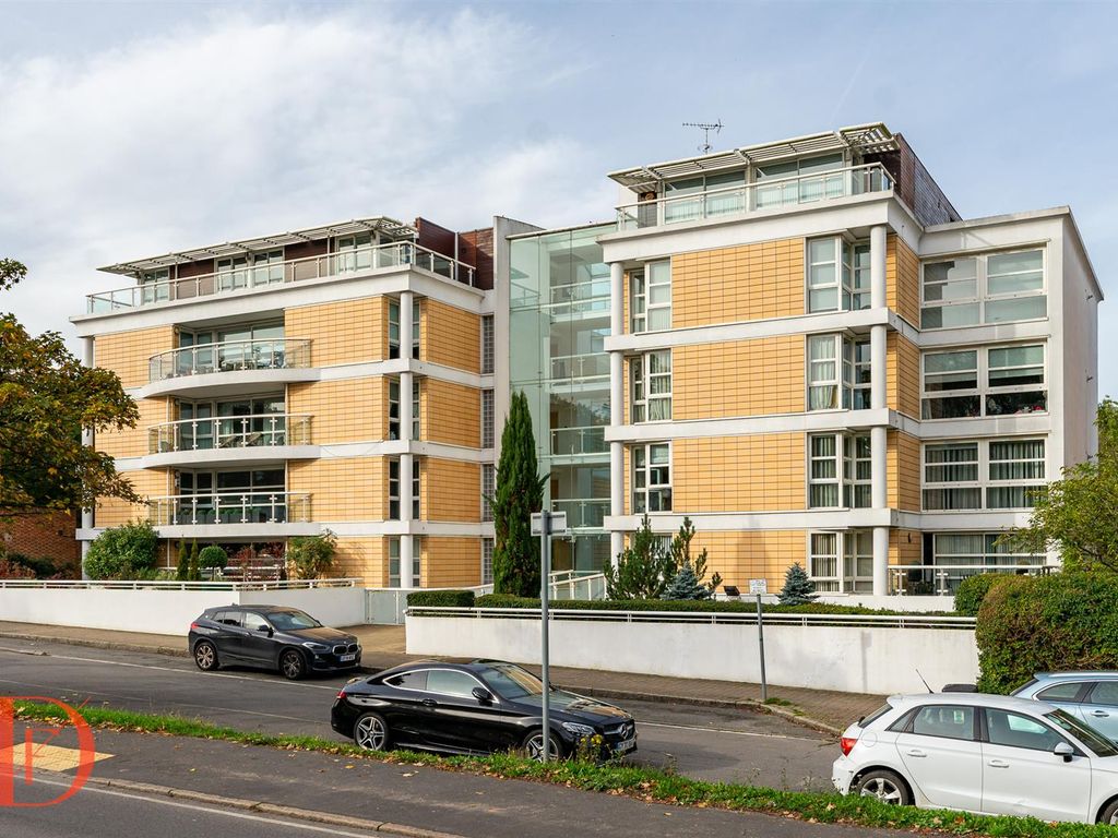 2 bed flat for sale in Brook Parade, High Road, Chigwell IG7, £575,000