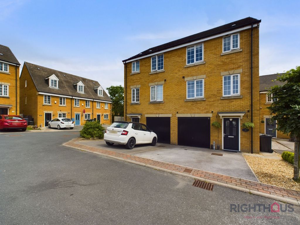 5 bed semidetached house for sale in Newhall Gardens, Bradford BD5