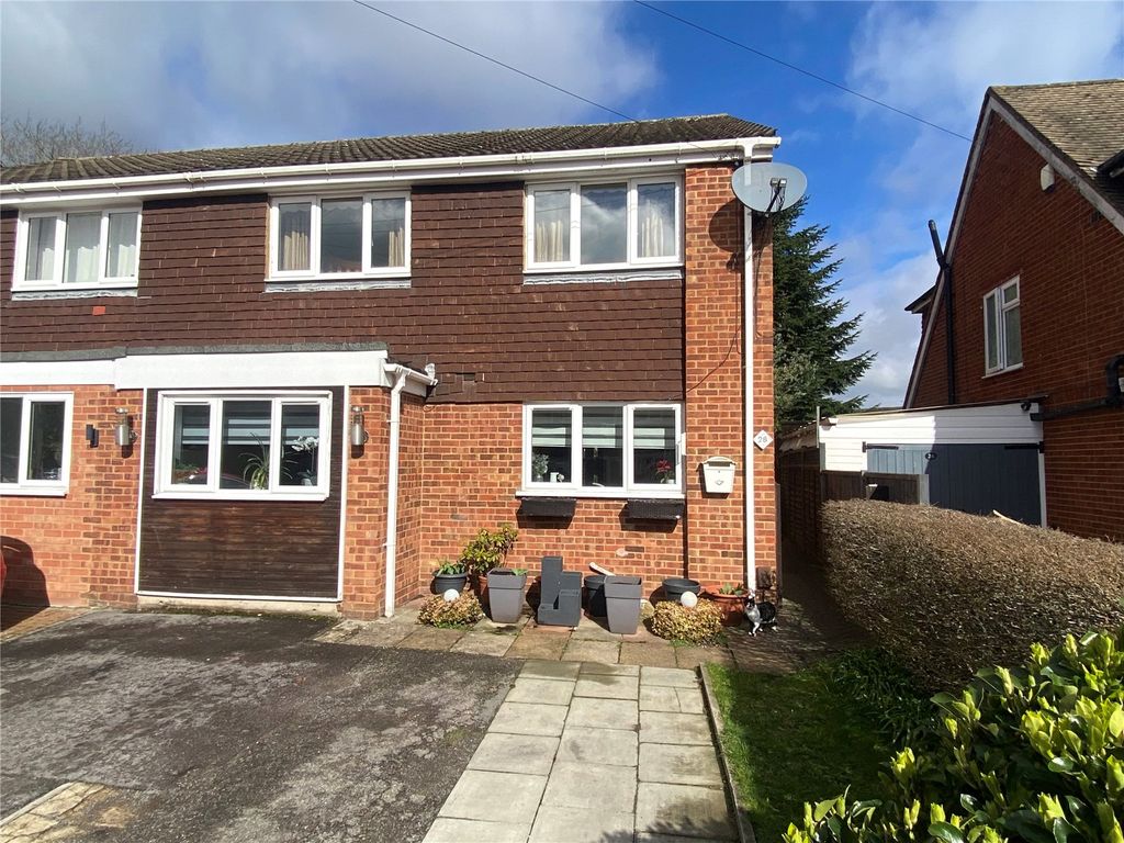 4 bed semidetached house for sale in St. Davids Close, Farnborough