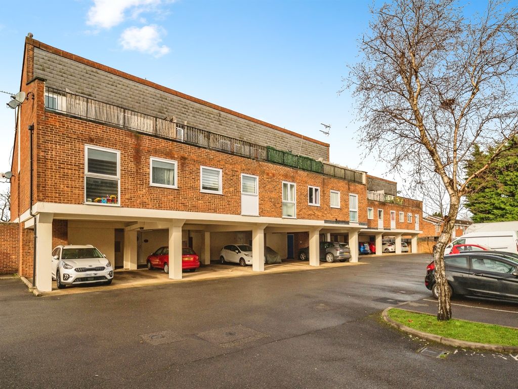 2 bed for sale in Chaucer Way, Hoddesdon EN11, £210,000 Zoopla