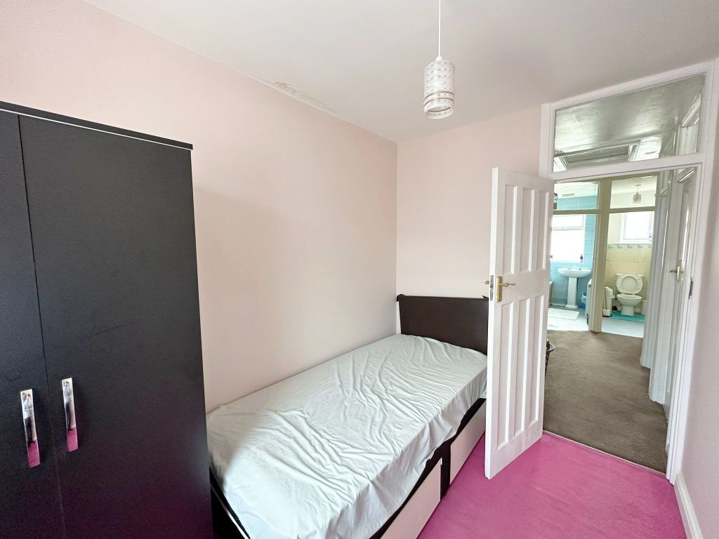 Room to rent in Dovercourt Avenue, Thornton Heath, Surrey CR7, £500 pcm Zoopla