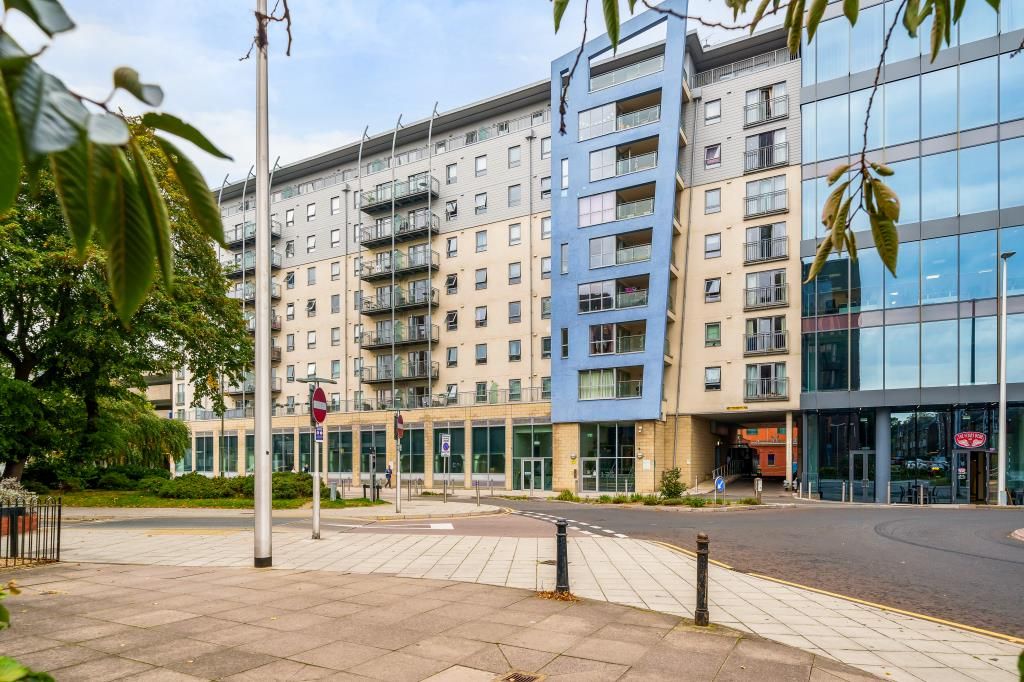 2 bed flat for sale in Woking, Surrey GU21, £320,000 Zoopla
