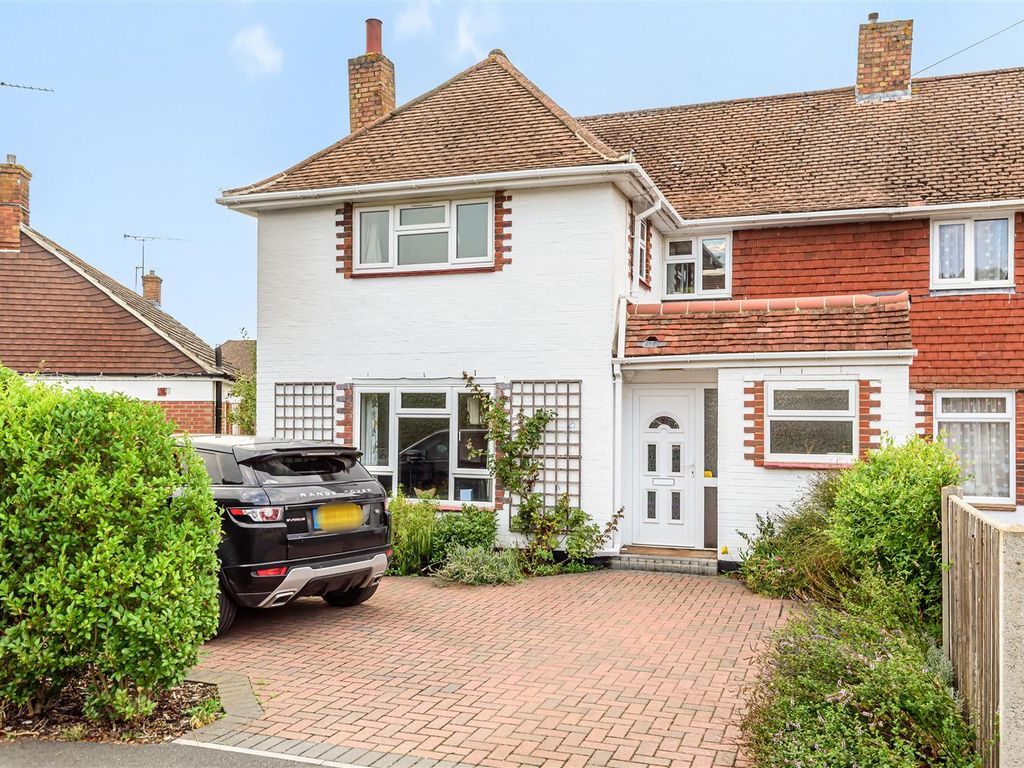 3 bed semidetached house for sale in Sole Farm Avenue, Bookham