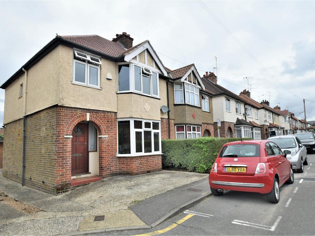 3 bed semidetached house to rent in Wilmar Close, Uxbridge UB8, £2,000