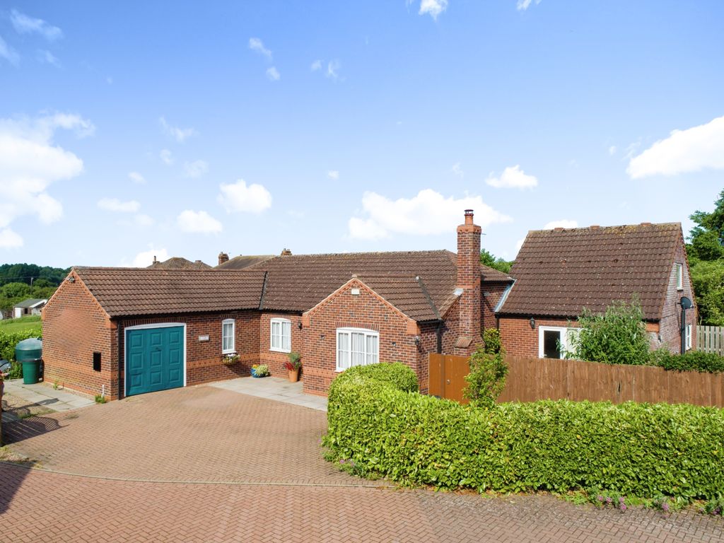 5 bed detached bungalow for sale in Chapel Lodge Drive, NormanbyBy
