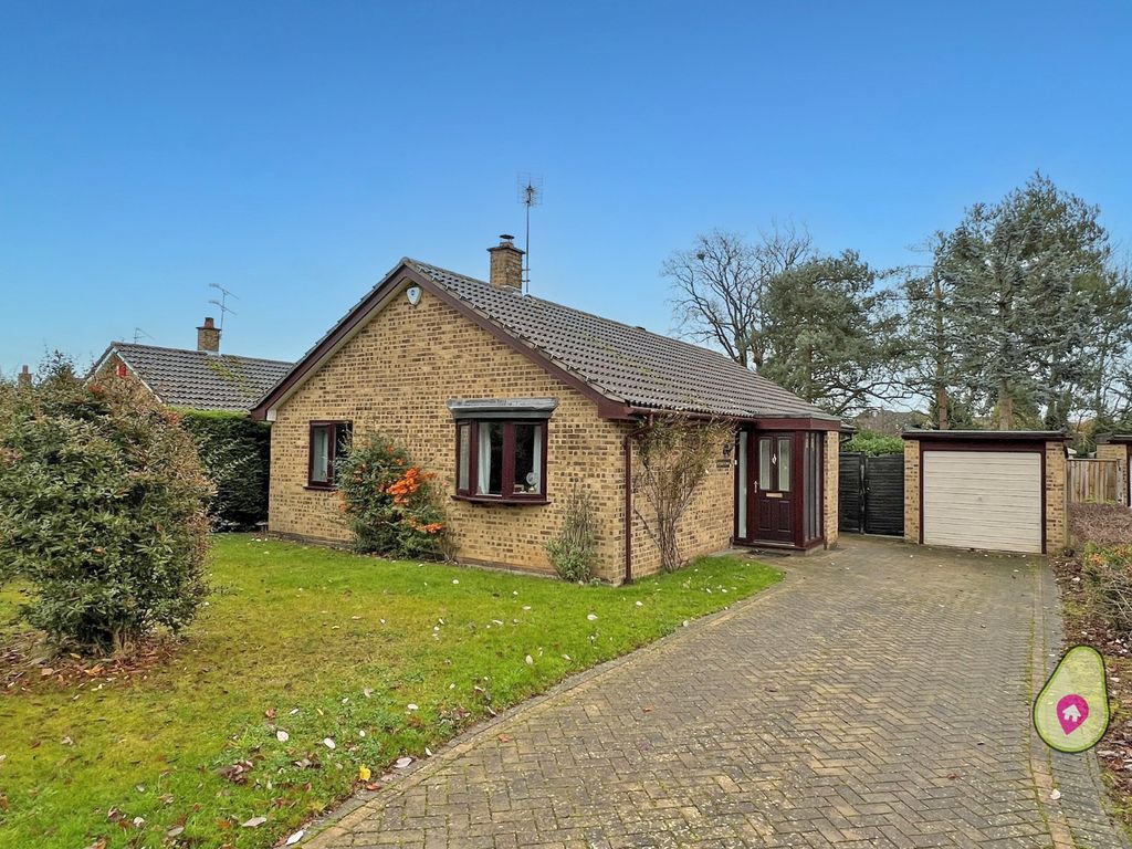 3 bed bungalow for sale in Clements Mead, Tilehurst RG31, £450,000 Zoopla