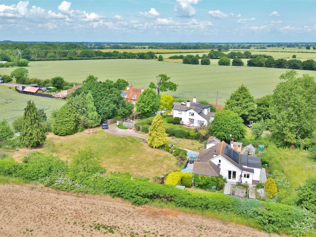 2 bed detached bungalow for sale in Harwich Road, Beaumont, ClactonOn