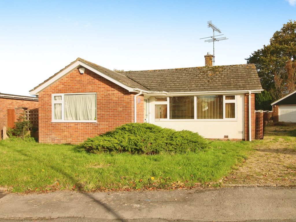 2 bed bungalow for sale in Brookside Road, Wimborne BH21, £400,000 Zoopla
