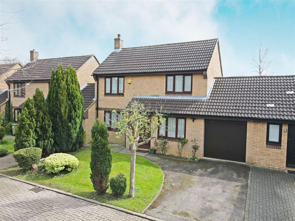 3 bed link detached house for sale in Ibstone Avenue, Bradwell Common