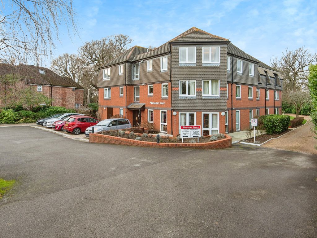 2 bed flat for sale in Salisbury Road, Worcester Park, Surrey KT4, £