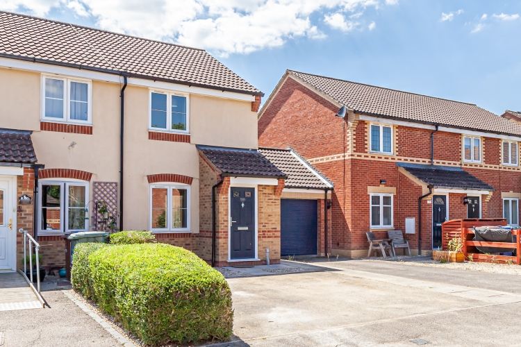 2 bed end terrace house to rent in Merganser Drive, Bicester OX26, £