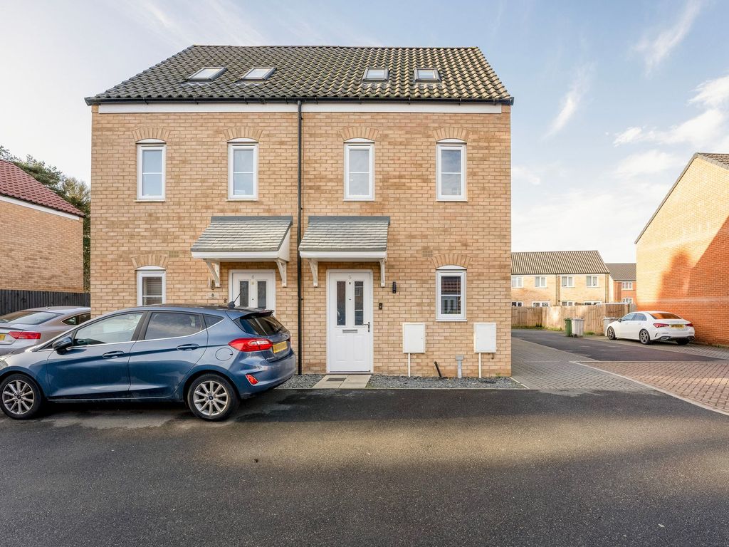 3 bed semidetached house for sale in Partridge Close, Sprowston NR7, £