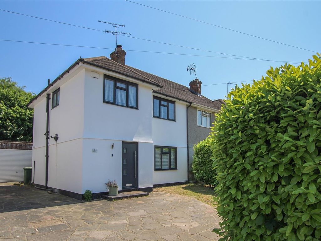 3 bed semidetached house for sale in Abbots Close, Shenfield