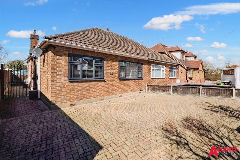 2 bed semidetached bungalow for sale in Park Avenue, Cranham