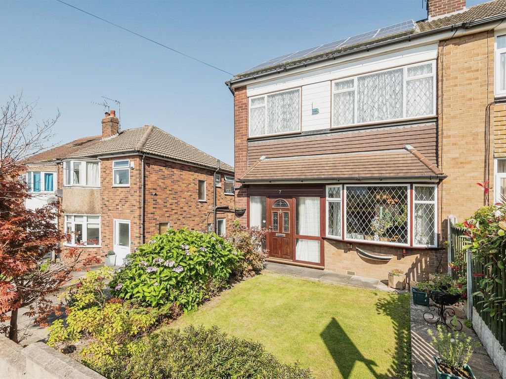 3 bed property to rent in Woodhill Gardens, Horsforth, Leeds LS16, £