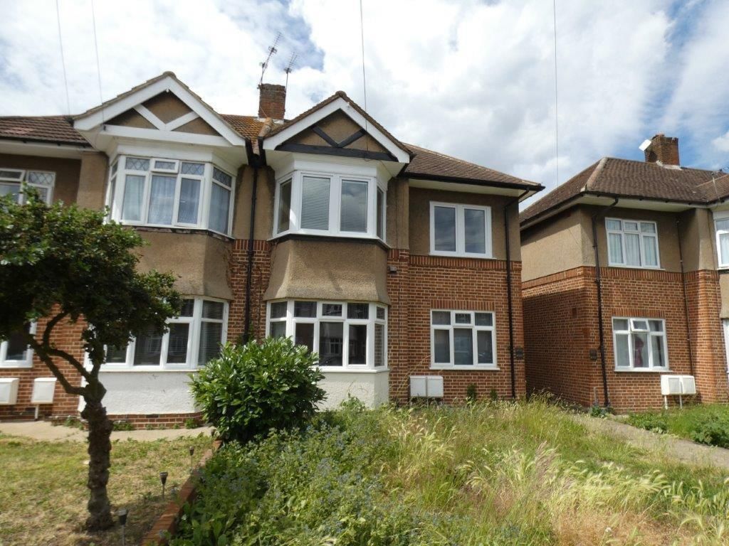 2 bed to rent in Amesbury Road, Feltham TW13, £1,450 pcm