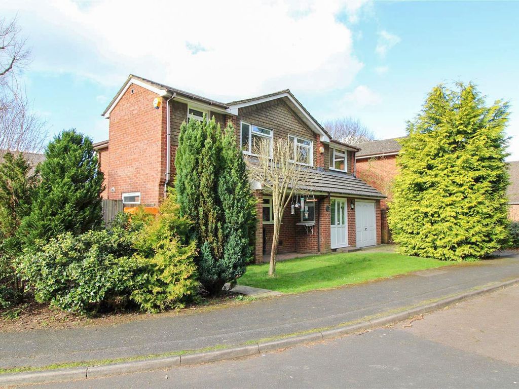 5 bed detached house for sale in Barford Close, Fleet GU51, £700,000