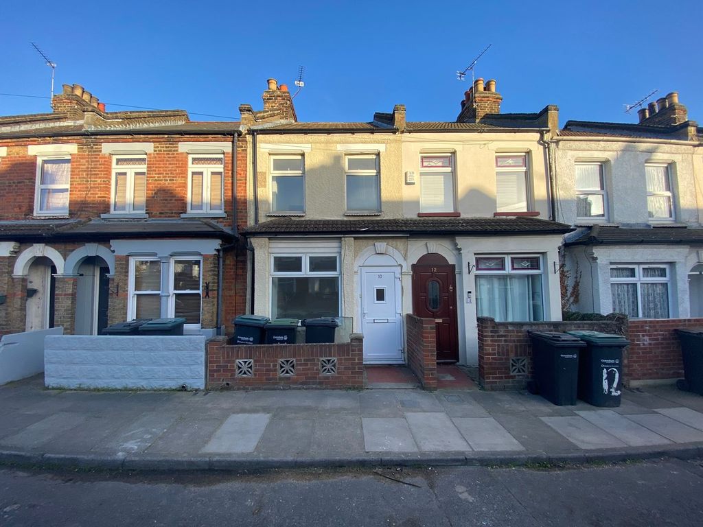 3 bed semidetached house to rent in Gordon Road, Northfleet, Gravesend