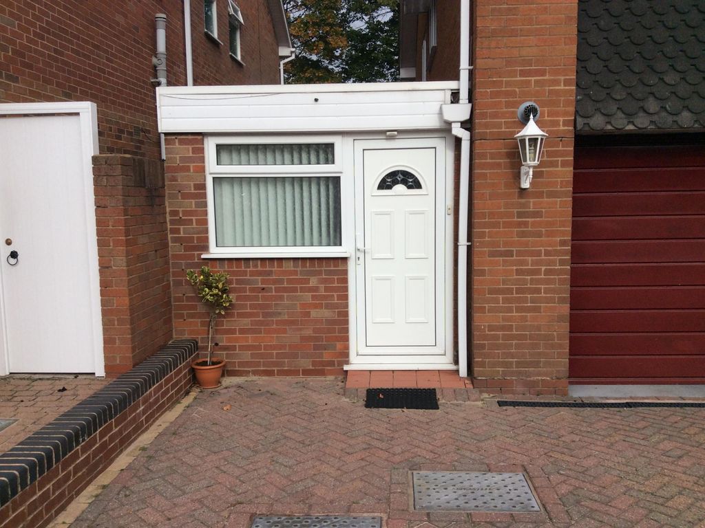 Studio to rent in Rollswood Drive, Solihull B91, £700 pcm Zoopla
