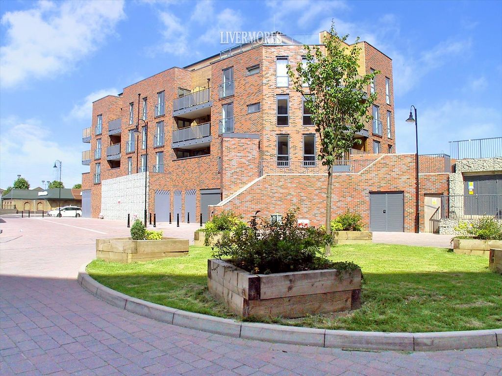 1 bed flat to rent in Townhall Square, Crayford, Kent DA1, £1,300 pcm