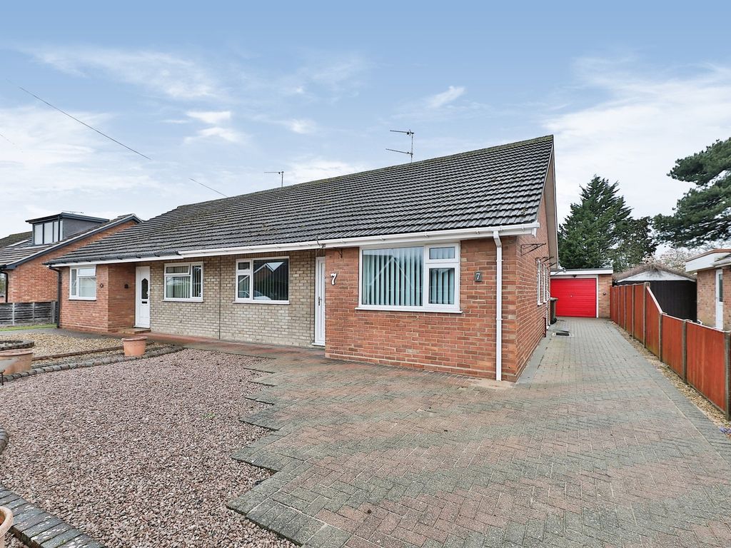 3 bed semidetached bungalow for sale in Berrington Road, Hellesdon