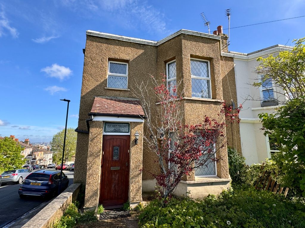 1 bed flat for sale in Heath House, Heath Villas, Plumstead, London