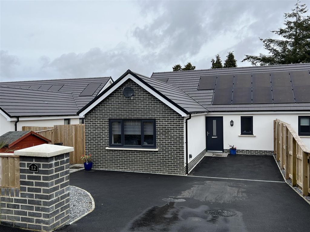 3 bed semidetached bungalow for sale in New School Road, Garnant