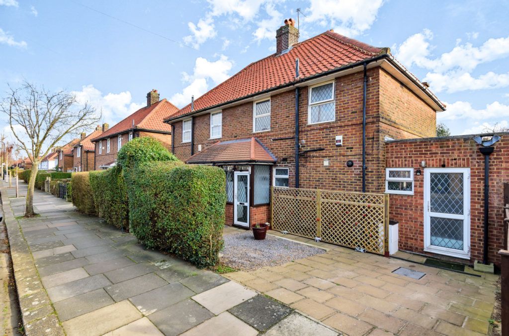 4 bed semidetached house for sale in Saxon Drive, West Acton W3, £
