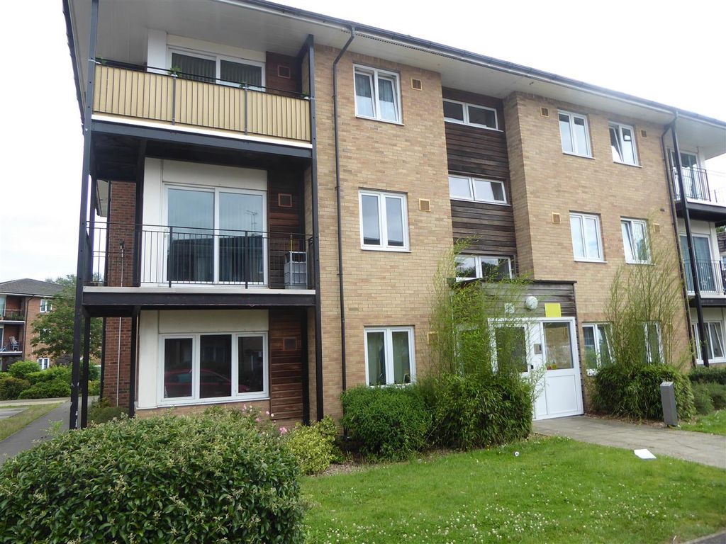 2 bed flat to rent in Blackburn Way, Hounslow TW4, £1,500 pcm Zoopla