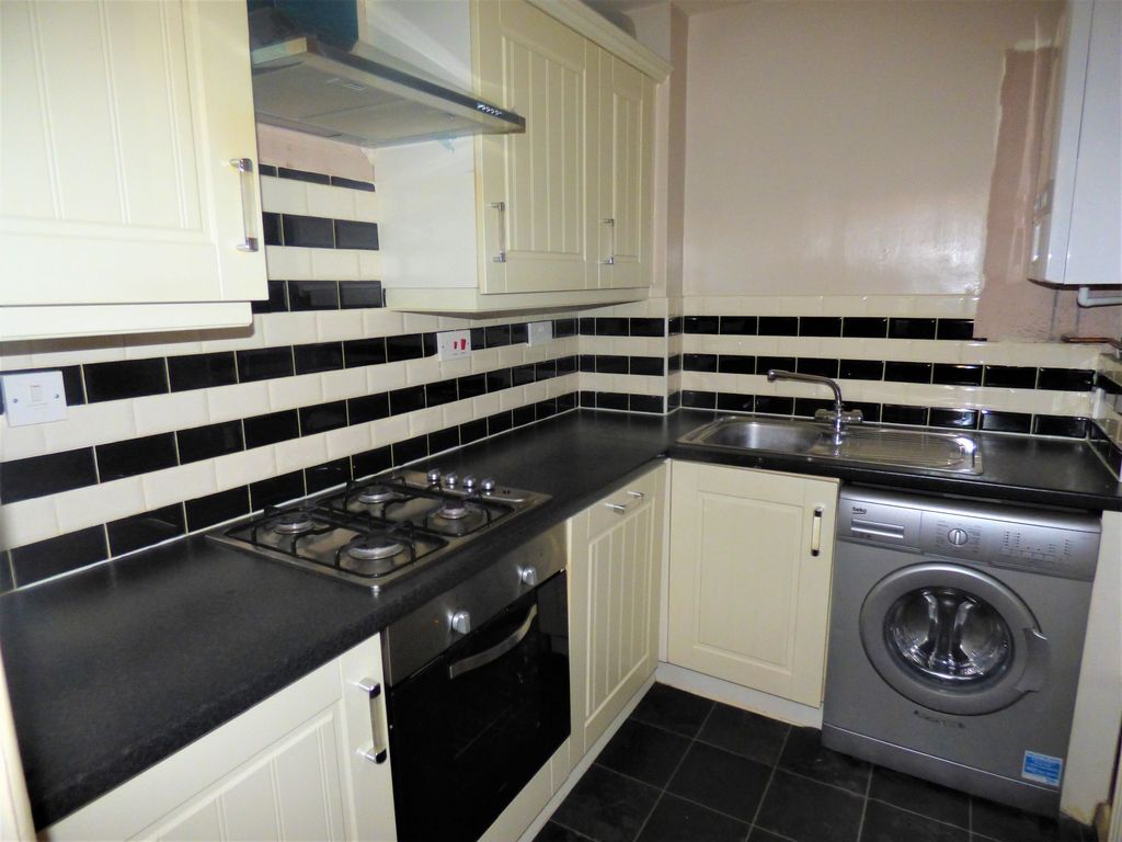 2 bed flat to rent in Edgar House, Bawtry Road, Doncaster DN4 Zoopla