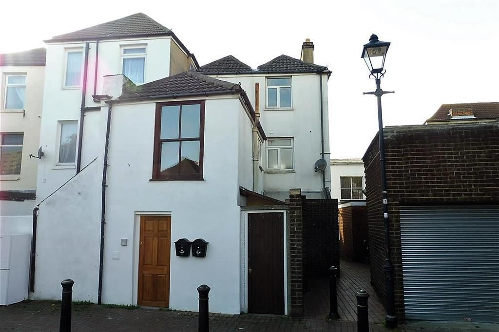 2 bed block of flats for sale in Bemisters Lane, Gosport PO12, £140,000