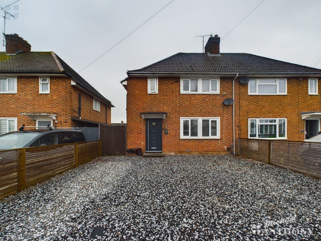 3 bed semidetached house for sale in Beech Green, Aylesbury HP21, £