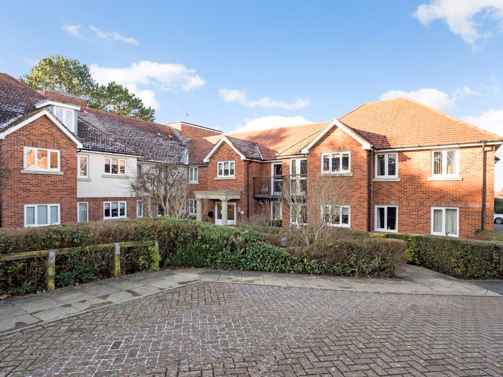 2 bed flat for sale in Wellington Avenue, Princes Risborough HP27, £