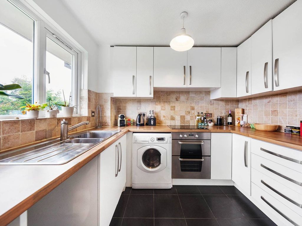 2 bed flat to rent in Crowthorne Close, Southfields, London SW18, £