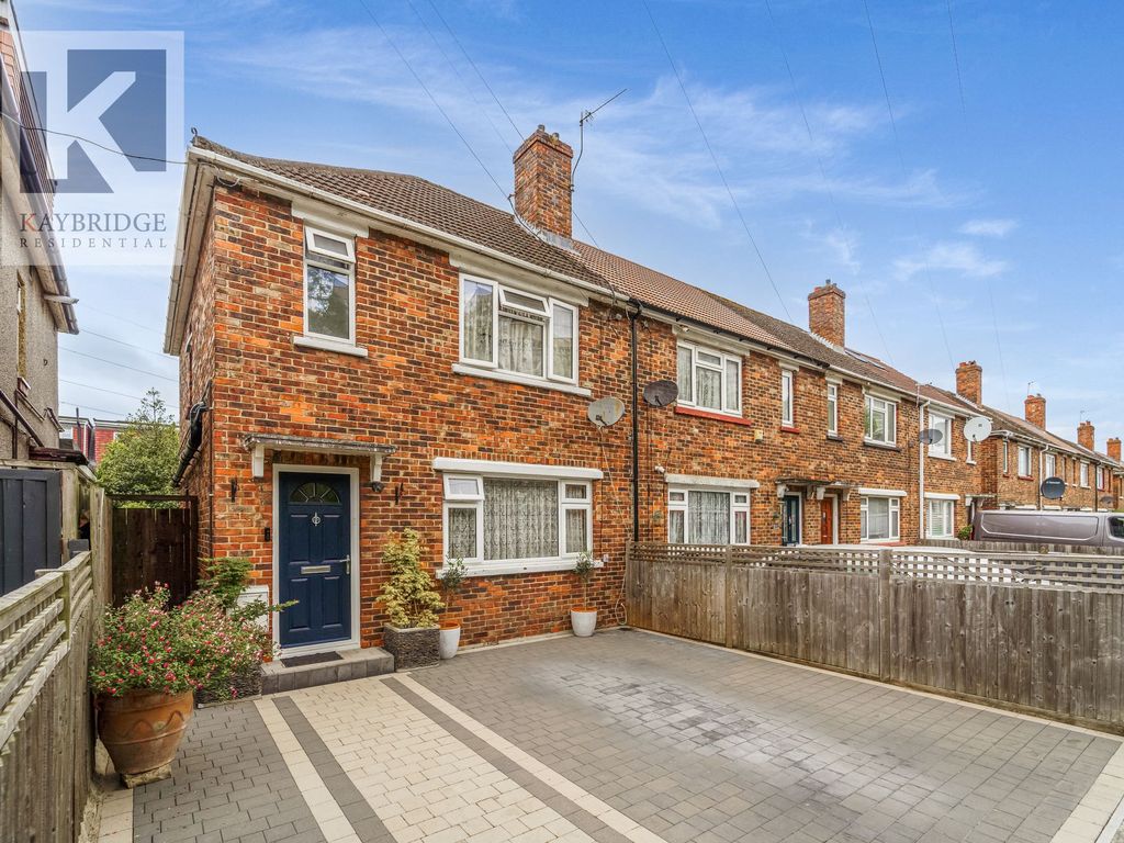 3 bed end terrace house for sale in Phipps Bridge Road, London SW19, £