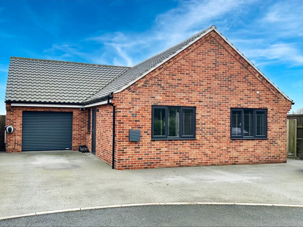 3 bed detached bungalow for sale in Woodlands Close, Scratby, Great