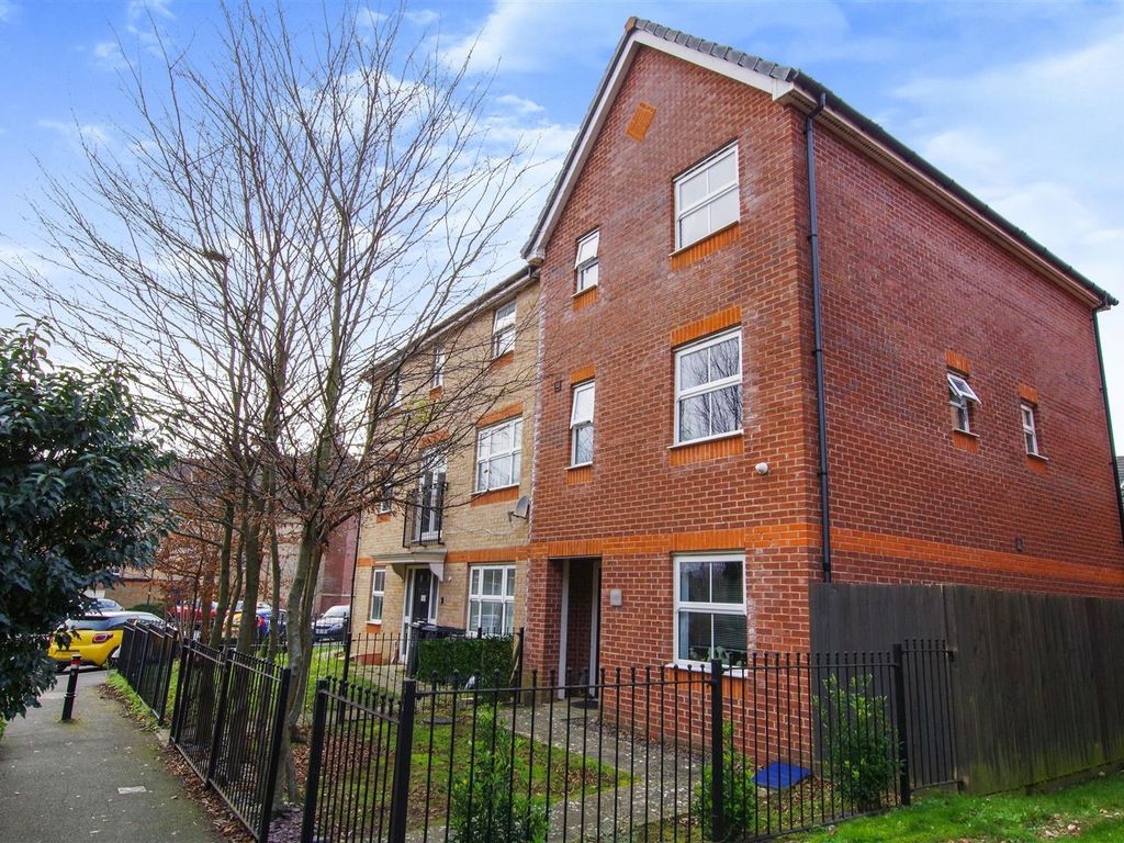 4 bed town house for sale in Hebden Close, Redhouse, Swindon SN25, £