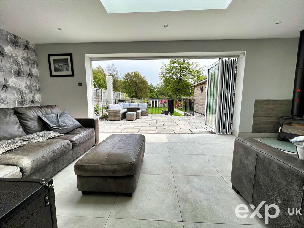 2 bed semidetached bungalow for sale in Whitepost Lane, Meopham