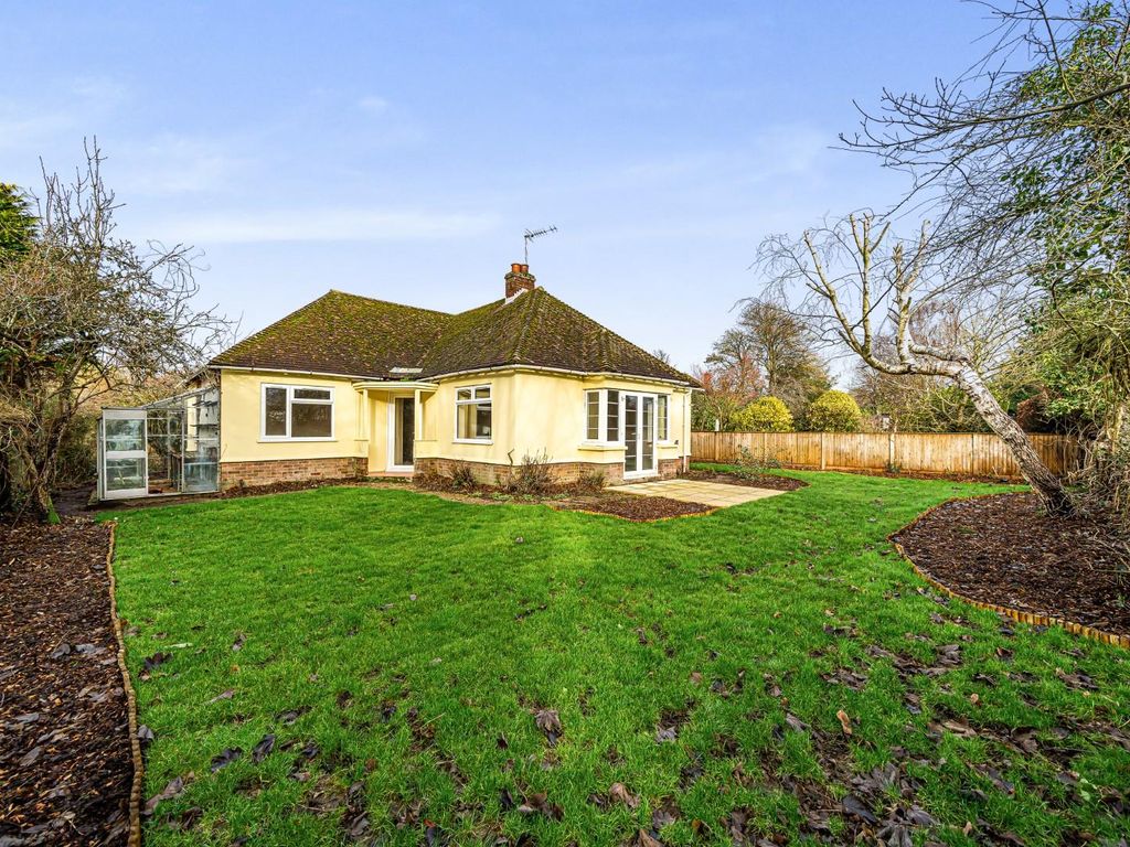 3 bed detached bungalow for sale in Church Road, Kennington, Ashford