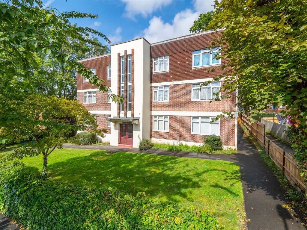 2 bed flat for sale in Oakhill Road, Sutton SM1, £275,000 Zoopla