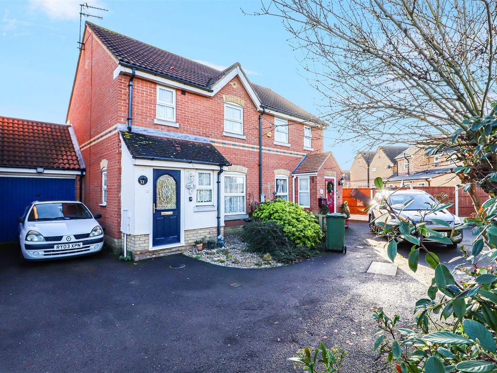3 bed semidetached house for sale in Fyfield Drive, South Ockendon
