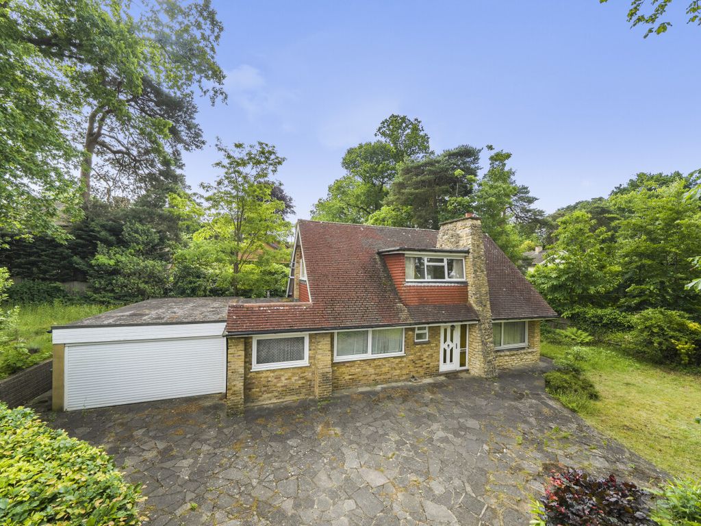 3 bed detached house for sale in Pembroke Road, Woking GU22, £700,000