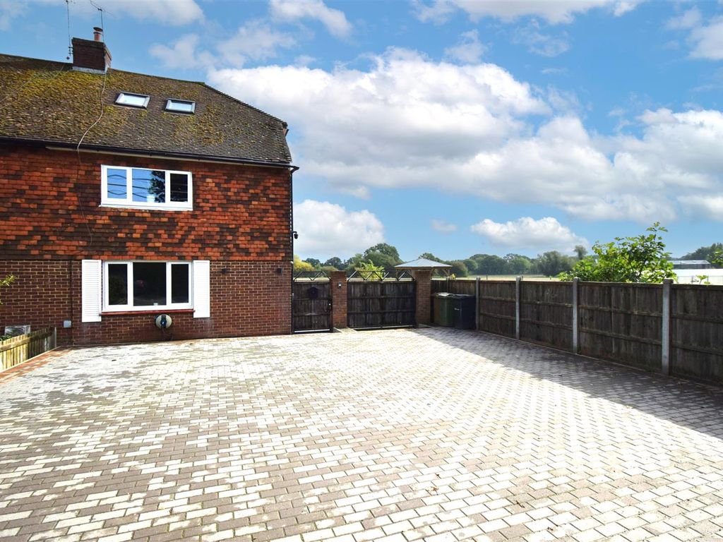 4 bed property for sale in Cranbrook Road, Staplehurst, Tonbridge TN12